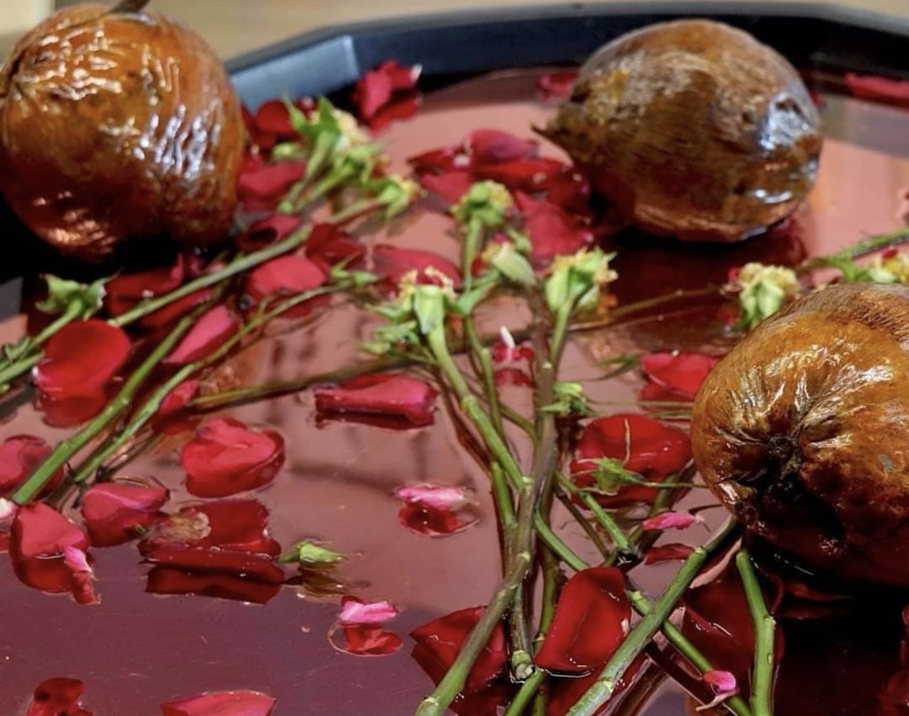 Petals, stems and natural objects immersed in water